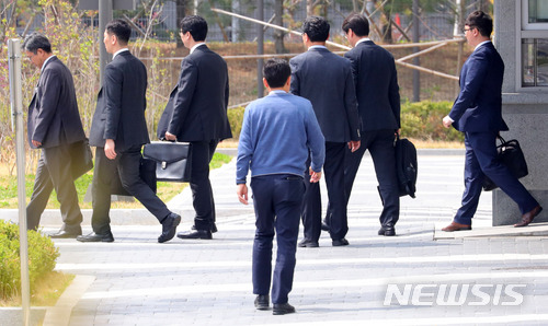 【서울=뉴시스】배훈식 기자 = 서울중앙지방검찰청 신봉수(뒷줄 왼쪽) 첨단범죄수사1부장검사와 송경호 특수2부장검사 등이 지난 2일 오후 서울 송파구 서울동부구치소를 나서고 있다. 2018.04.02. dahora83@newsis.com