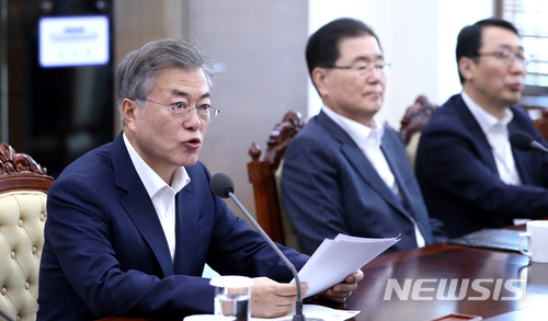 【서울=뉴시스】전진환 기자 = 문재인 대통령이 2일 오후 청와대 여민관 소회의실에서 수석 보좌관 회의를 주재하고 있다. 2018.04.02.&nbsp; amin2@newsis.com