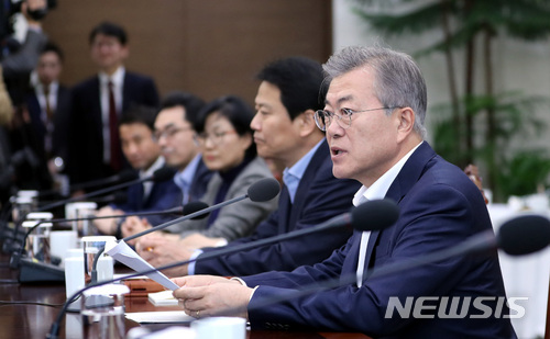 【서울=뉴시스】전진환 기자 = 문재인 대통령이 2일 오후 청와대 여민관 소회의실에서 수석 보좌관 회의를 주재하고 있다. 2018.04.02.&nbsp; amin2@newsis.com