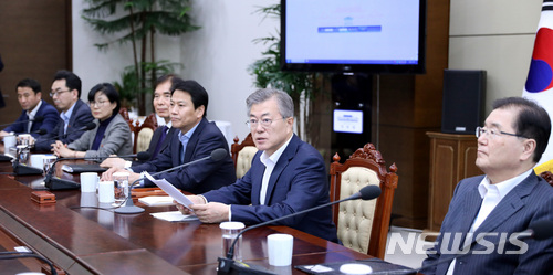 【서울=뉴시스】전진환 기자 = 문재인 대통령이 2일 오후 청와대 여민관 소회의실에서 수석 보좌관 회의를 주재하고 있다. 2018.04.02.&nbsp; amin2@newsis.com