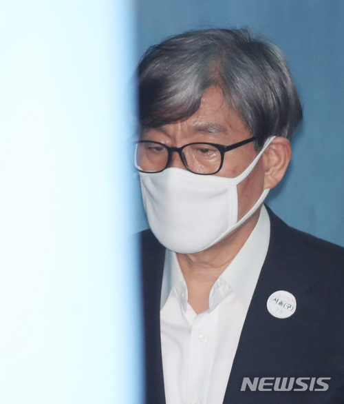 【서울=뉴시스】김진아 기자 = 원세훈 전 국정원장이 지난 2일 오후 서울 서초구 서울중앙지법에서 열린 '민간인 댓글부대 운영' 관련 특정범죄가중처벌법상 국고 손실 등 10회 공판에 출석하고 있다. 2018.04.02. bluesoda@newsis.com