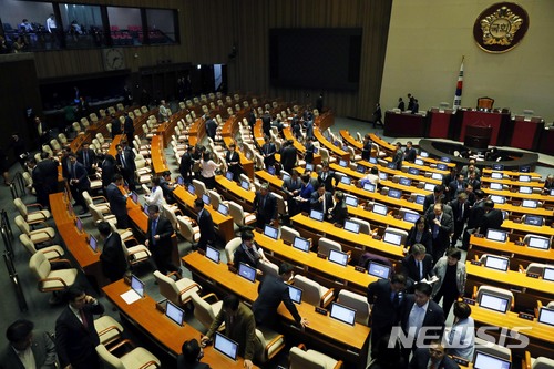 【서울=뉴시스】홍효식 기자 = 더불어민주당, 민주평화당, 정의당 의원들이 지난 일 오후 서울 여의도 국회 본청 본회의장에서 제359회 국회(임시회) 제1차 본회의를 앞두고 자유한국당과 바른미래당의 불참으로 진행될 수 없음에 퇴장하고 있다. 2018.04.02. yesphoto@newsis.com