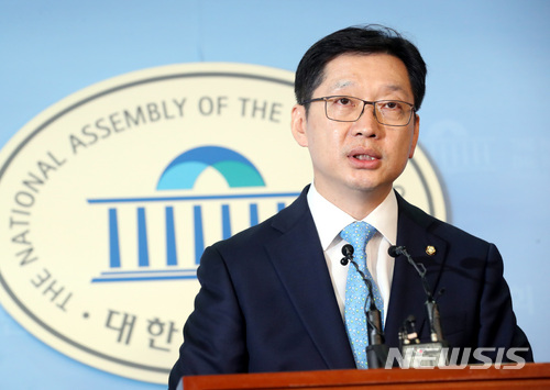 【서울=뉴시스】박영태 기자 = 김경수 더불어민주당 의원이 2일 오후 서울 영등포구 여의도 국회 정론관에서 경남도지사 출마 선언을 하고 있다. 2018.04.02.since1999@newsis.com