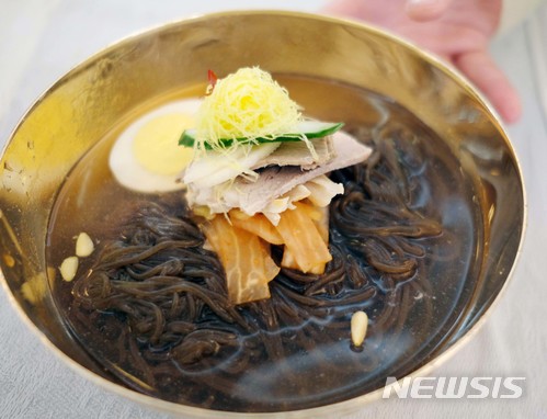 【평양=뉴시스】평양공연 사진공동취재단 = 2일 오후 남측예술단에 제공된 평양 옥류관의 냉면. 2018.04.02.&nbsp; photo@newsis.com