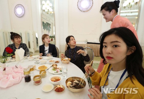 【평양=뉴시스】평양공연 사진공동취재단 = 2일 오후 평양 냉면 전문점인 옥류관에서 남북평화 협력기원 남측예술단원인 걸그룹 레드벨벳이 냉면을 먹고 있다. 2018.04.02. photo@newsis.com