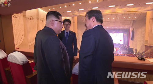 【서울=뉴시스】추상철 기자 =조선중앙TV는 김정은 국무위원장과 부인 리설주가 지난 1일 북한 동평양대극장에서 열린 남측 예술단 공연 '봄이 온다'를 관람했다고 2일 보도했다.&nbsp; 김정은 위원장이 도종환 문화체육관광부 장관과 대화하고 있다. 2018.04.02. (출처 =조선중앙TV 캡처)&nbsp; photo@newsis.com