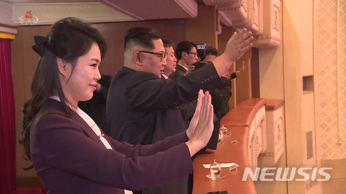 【서울=뉴시스】추상철 기자 =조선중앙TV는 김정은 국무위원장과 부인 리설주가 지난 1일 북한 동평양대극장에서 열린 남측 예술단 공연 '봄이 온다'를 관람했다고 2일 보도했다. 2018.04.02. (출처 =조선중앙TV 캡처) photo@newsis.com
