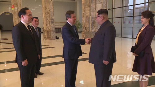 【서울=뉴시스】추상철 기자 =조선중앙TV는 김정은 국무위원장과 부인 리설주가 지난 1일 북한 동평양대극장에서 열린 남측 예술단 공연 '봄이 온다'를 관람했다고 2일 보도했다. 2018.04.02. (출처 =조선중앙TV 캡처)&nbsp; photo@newsis.com