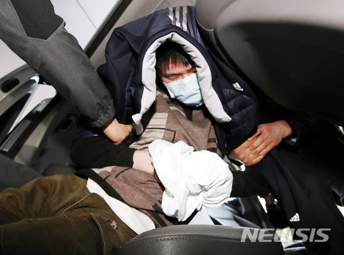 【서울=뉴시스】김진아 기자 = 2일 서울 서초구 방배초등학교에서 학생을 잡아 인질극을 벌인 양 모 씨가 방배경찰서로 가기 위해 서울성모병원 응급의료센터에서 나와 차에 타고 있다. 2018.04.02. bluesoda@newsis.com