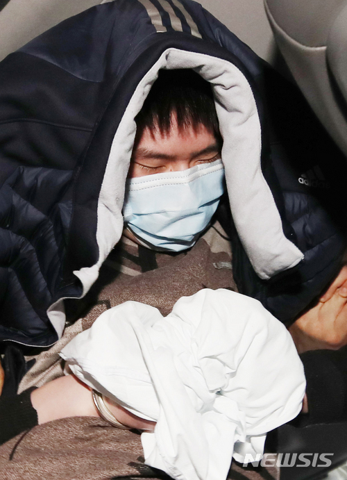 【서울=뉴시스】김진아 기자 = 2일 서울 서초구 방배초등학교에서 학생을 잡아 인질극을 벌인 양 모 씨가 방배경찰서로 가기 위해 서울성모병원 응급의료센터에서 나와 차에 타고 있다. 2018.04.02. bluesoda@newsis.com