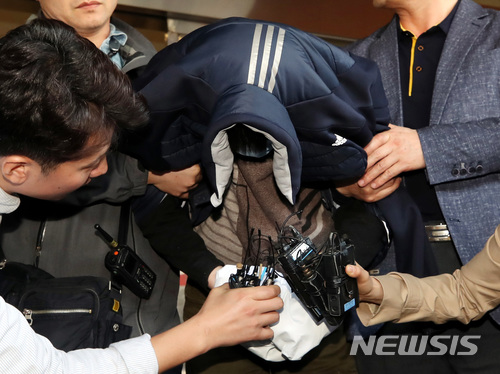 【서울=뉴시스】김진아 기자 = 2일 서울 서초구 방배초등학교에서 학생을 잡아 인질극을 벌인 양 모 씨가 방배경찰서로 가기 위해 서울성모병원 응급의료센터에서 나와 차로 향하고 있다. 2018.04.02. bluesoda@newsis.com