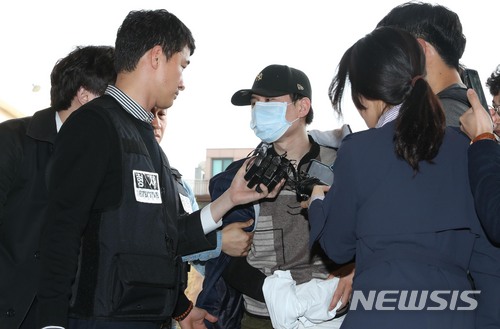 【서울=뉴시스】조성봉 기자 = 2일 오후 서울 서초구 방배초등학교에서 초등학생 인질극을 벌여 체포된 양모씨가 방배경찰서로 이송되며 취재진의 질문에 답변하고 있다. 2018.04.02. suncho21@newsis.com