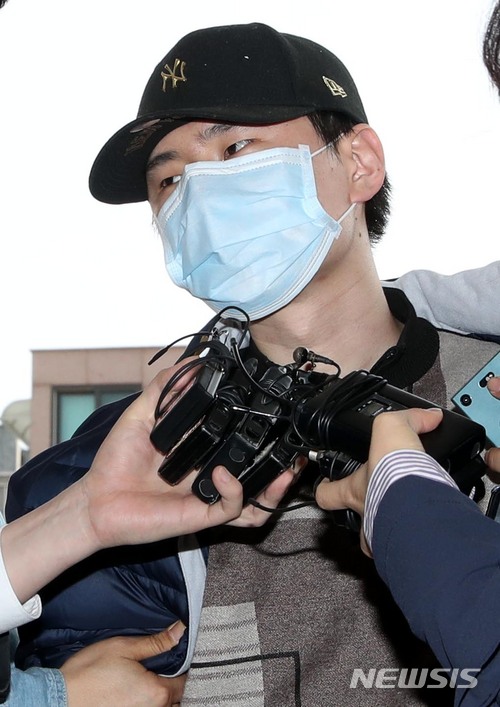 【서울=뉴시스】조성봉 기자 =2일 오후 서울 서초구 방배초등학교에서 초등학생 인질극을 벌여 체포된 양모씨가 방배경찰서로 이송되고 있다. 2018.04.02. suncho21@newsis.com