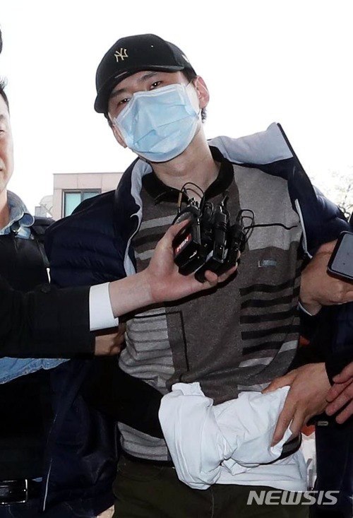 【서울=뉴시스】조성봉 기자 = 2일 오후 서울 서초구 방배초등학교에서 초등학생 인질극을 벌여 체포된 양모씨가 방배경찰서로 이송되며 취재진의 질문에 답변하고 있다. 2018.04.02. suncho21@newsis.com