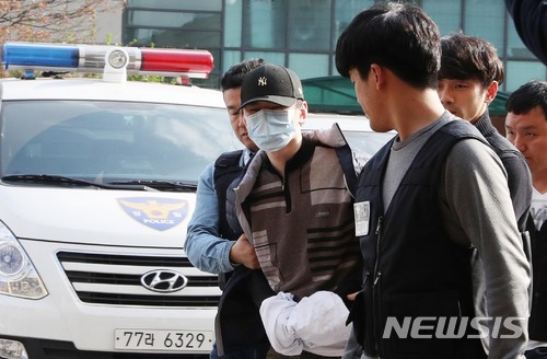 【서울=뉴시스】조성봉 기자 = 2일 오후 서울 서초구 방배초등학교에서 초등학생 인질극을 벌여 체포된 양모씨가 방배경찰서로 이송되고 있다.&nbsp; 2018.04.02. suncho21@newsis.com