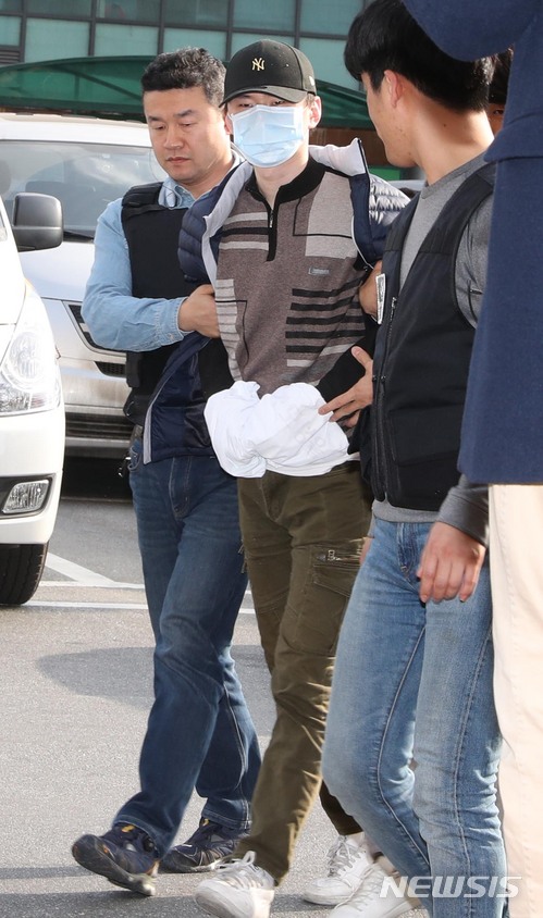 【서울=뉴시스】조성봉 기자 = 2일 오후 서울 서초구 방배초등학교에서 초등학생 인질극을 벌여 체포된 양모씨가 방배경찰서로 이송되고 있다. 2018.04.02. suncho21@newsis.com