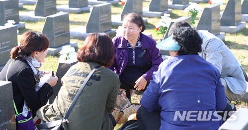 【제주=뉴시스】조수진 기자 = 고순관(80·여)씨가 가족들과 함께 3일 오전 4·3 추념식이 열리는 제주시 봉개동 제주 4·3 평화공원 내 70년 전 세상을 떠난 오빠의 행방불명표석 앞에서 기자와 인터뷰를 하고 있다. 2018.04.03. susie@newsis.com
