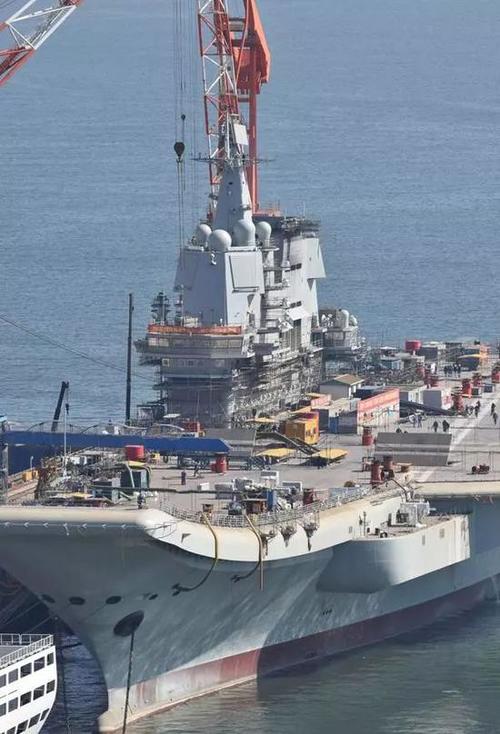 【서울=뉴시스】중국 첫 국산 항공모함이자 두 번째 항모인 ‘001A형(型) 항모가 오는 23일 중국해군 창립 69주년 기념일 직전 보하이에서 해상시험에 돌입할 것이라는 주장이 제기됐다. 중국 신랑왕이 공개한 국산항모의 최근 모습. (사진출처: 신랑왕) 2018.04.03