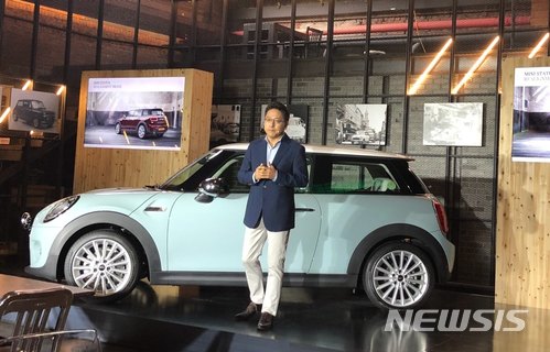 【서울=뉴시스】한주홍 기자 = 3일 서울 성동구 성수동의 한 카페에서 미니(MINI) 브랜드의 리뉴얼을 발표하는 '2018 미니 브랜드 데이'가 진행됐다.