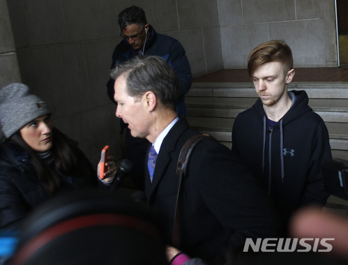 【포트워스=AP/뉴시스】 삶이 너무 풍요로워 감정 통제가 안되는 어플루엔자(affluenza), 일명 '부자병'으로 미국서 논란을 일으켰던 이선 카우치(20·오른쪽)가 음주운전으로 사람을 치어 죽게 한 죄로 유죄판결을 받고 텍사스 주 포트워스 태런트 카운티 교도소에서 2년간 복역한 후 2일(현지시간) 석방되고 있다. 2018.04.03.
