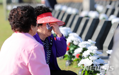 【제주=뉴시스】우장호 기자 = 제주 4·3 추념식이 열리는 3일 오전 제주시 봉개동 4·3 평화공원 행불인묘지에 4·3 유족이 찾아와 눈물을 흘리고 있다. 2018.04.03. woo1223@newsis.com