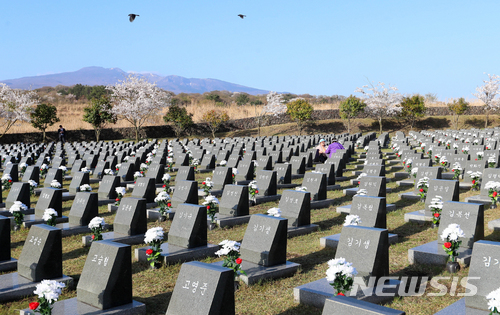 【제주=뉴시스】우장호 기자 = 제주 4·3 추념식이 열리는 3일 오전 제주시 봉개동 4·3 평화공원 행불인묘지에 4·3 유족이 찾아와 묘비를 둘러보고 있다. 2018.04.03. woo1223@newsis.com