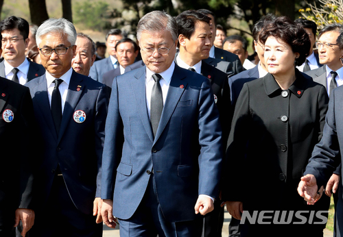 【제주=뉴시스】우장호 기자 = 문재인 대통령이 제주 4·3 추념식이 거행되는 3일 오전 제주시 봉개동 4·3 평화공원 내 위령제단 주행사장에 입장하고 있다. 2018.04.03. woo1223@newsis.com