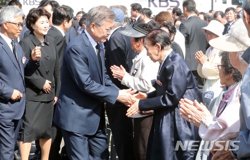 【제주=뉴시스】 제70주년 4·3 희생자 추념식은 4·3 유족 50명이 부르는 '잠들지 않는 남도' 노래로 마무리되며 여운을 길게 남겼다. 문재인 대통령이 3일 제70주년 4·3 희생자 추념식이 열린 제주4·3 평화공원에서 참석자들과 인사 하고 있다. 2018.04.03. amin2@newsis.com