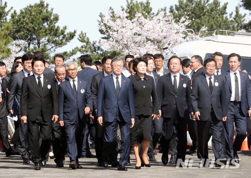 【제주=뉴시스】전진환 기자 = 문재인 대통령이 3일 오전 제70주년 4·3 희생자 추념식이 열린 제주특별자치도 제주4·3 평화공원에 입장하고 하고 있다. 앞줄 왼쪽이 원희룡 제주도지사. 2018.04.03. amin2@newsis.com 
