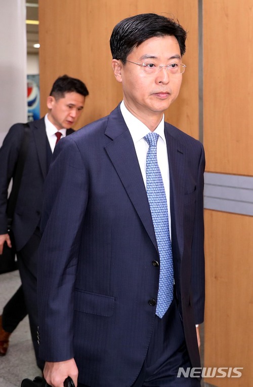 【서울=뉴시스】조성봉 기자 = ‘불법사찰, 비선보고’ 혐의를 받고 있는 최윤수 전 국정원 2차장이 지난 3일 오전 서울 서초구 서울중앙지법에서 열린 첫 공판에 출석하고 있다. 2018.04.03. suncho21@newsis.com