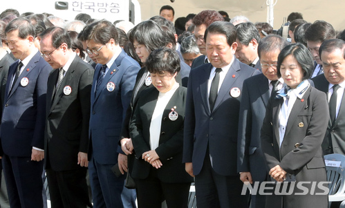 【제주=뉴시스】전진환 기자 = 3일 오전 제주특별자치도 제주4·3 평화공원에서 열린 제70주년 4·3 희생자 추념식에 추미애 더불어민주당 대표, 홍준표 자유한국당 대표, 박주선 바른미래당 공동대표, 조배숙 민주평화당 대표, 이정미 정의당 대표, 우원식 더불어민주당 원내대표, 노회찬 정의당 원내대표 및 참석자들이 묵념을 하고 있다. 2018.04.03.&nbsp;&nbsp;&nbsp; amin2@newsis.com 