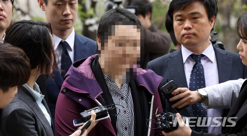 【서울=뉴시스】고범준 기자 = 이대목동병원 신생아 4명 집단 사망과 관련, 관리 지침 위반과 지도·감독 의무 소홀로 인한 혐의를 받고 있는 주치의 조수진 교수가 영장실질심사를 받기 위해 3일 오전 서울 양천구 서울남부지방법원에 출석하고 있다. 2018.04.03.&nbsp; bjko@newsis.com 