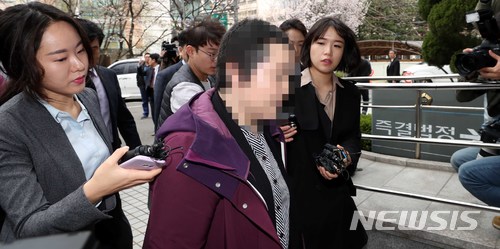 【서울=뉴시스】고범준 기자 = 이대목동병원 신생아 4명 집단 사망과 관련, 주치의 조수진 교수가 영장실질심사를 받기 위해 지난해 4월3일 오전 서울 양천구 서울남부지법에 출석하고 있다. 2018.04.03. bjko@newsis.com