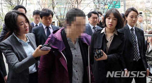 【서울=뉴시스】고범준 기자 = 이대목동병원 신생아 4명 집단 사망과 관련, 관리 지침 위반과 지도·감독 의무 소홀로 인한 혐의를 받고 있는 주치의 조수진 교수가 영장실질심사를 받기 위해 3일 오전 서울 양천구 서울남부지방법원에 출석하고 있다. 2018.04.03. bjko@newsis.com