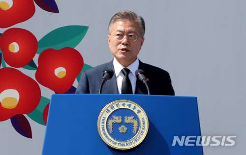 【제주=뉴시스】전진환 기자 = 문재인 대통령이 3일 오전 제70주년 4·3 희생자 추념식이 열린 제주특별자치도 제주4·3 평화공원에서 추념사를 하고 있다. 2018.04.03.&nbsp; amin2@newsis.com