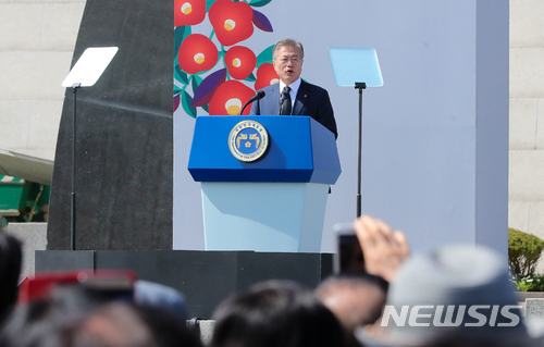 【제주=뉴시스】우장호 기자 = 문재인 대통령이 제70주년 제주 4·3 추념식이 거행되는 3일 오전 제주시 봉개동 4·3 평화공원 위령제단에서 추념사를 하고 있다. 2018.04.03. woo1223@newsis.com