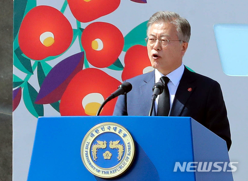 【제주=뉴시스】우장호 기자 = 문재인 대통령이 제70주년 제주 4·3 추념식이 거행되는 3일 오전 제주시 봉개동 4·3 평화공원 위령제단에서 추념사를 하고 있다. 2018.04.03.&nbsp; woo1223@newsis.com 