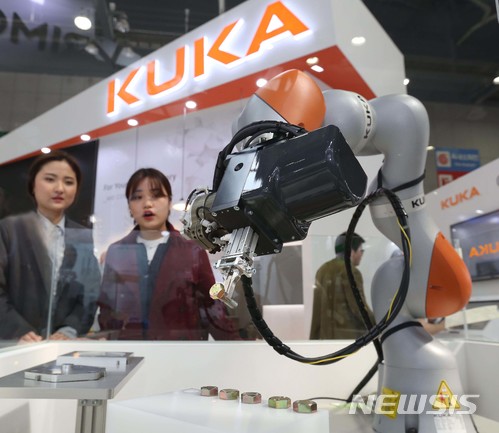 【서울=뉴시스】 쿠카가 3일 경기도 고양시 일산 킨텍스에서 열린 공작기계전시회 심토스(SIMTOS) 2018에 참가했다. 쿠카의 세계 최초 인간 협동로봇 LBR 이바(iiwa)가 ‘빈 피킹(Bin picking)’ 솔루션을 통해 볼트를 집어 작업대로 옮기고 있다. 2018.04.03. (사진=쿠카 로보틱스 코리아 제공) photo@newsis.com