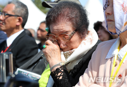 【제주=뉴시스】우장호 기자 = 제70주년 제주 4·3 추념식이 거행되는 3일 오전 제주시 봉개동 4·3 평화공원 위령제단 앞 객석에서 한 4·3 유족이 문재인 대통령의 추념사를 듣는 도중 눈물을 흘리고 있다. 문 대통령은 이날 추념식 추념사를 통해 "제주 4·3 명예회복 작업을 시작하겠다"고 약속했다. 2018.04.03. woo1223@newsis.com