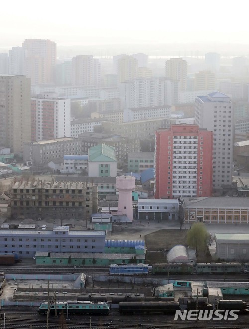 【평양=뉴시스】평양공연 사진공동취재단 = 3일 오전 평양 고려호텔에서 바라본 시내 모습. 2018.04.03. photo@newsis.com