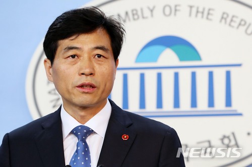 【서울=뉴시스】홍효식 기자 = 더불어민주당 김민기 공직선거후보자추천관리위원회 간사가 3일 오전 서울 여의도 국회 본청 정론관에서 6.13지방선거 광역단체장 후보자 1차 심사결과 발표를 하고 있다. 2018.04.03. yesphoto@newsis.com