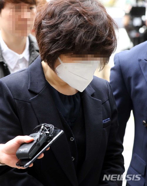 【서울=뉴시스】고범준 기자 = 이대목동병원 신생아 4명 집단 사망과 관련 사건에 연류된 의료진들이 영장실질심사를 받기 위해 3일 오전 서울 양천구 서울남부지방법원에 출석하고 있다. 2018.04.03.&nbsp; bjko@newsis.com 