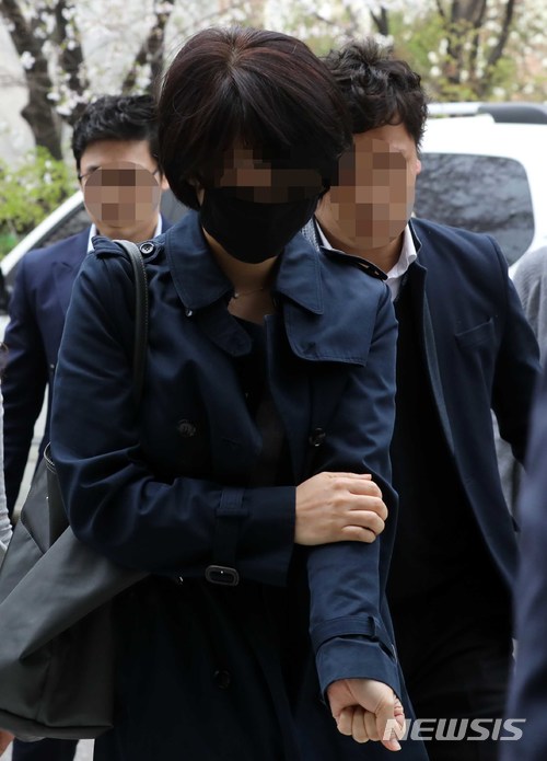 【서울=뉴시스】고범준 기자 = 이대목동병원 신생아 4명 집단 사망과 관련 사건에 연류된 의료진들이 영장실질심사를 받기 위해 3일 오전 서울 양천구 서울남부지방법원에 출석하고 있다. 2018.04.03. bjko@newsis.com