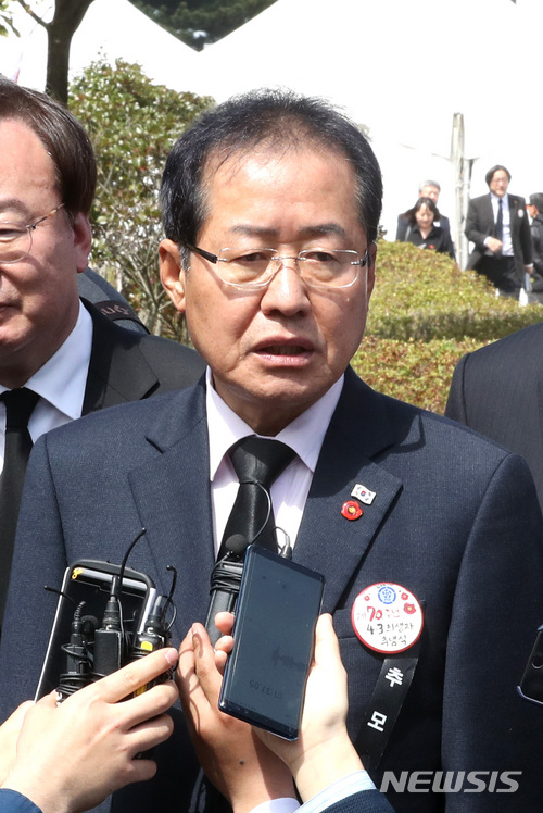 【제주=뉴시스】전진환 기자 = 홍준표 자유한국당 대표가 3일 오전 제주특별자치도 제주4·3 평화공원에서 열린 제70주년 4·3 희생자 추념식에 참석해 행사 후 기자들의 질문에 답하고 있다. 2018.04.03.&nbsp; amin2@newsis.com