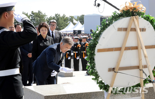 【제주=뉴시스】전진환 기자 = 문재인 대통령이 3일 오전 제주특별자치도 제주4·3 평화공원에서 열린 제70주년 4·3 희생자 추념식에 참석해 헌화 후 분향하고 있다. 2018.04.03.&nbsp; amin2@newsis.com