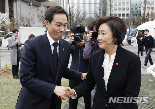 【서울=뉴시스】최동준 기자 = 더불어민주당 박영선(오른쪽), 우상호 의원. 2018.04.03. photocdj@newsis.com