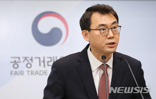 【세종=뉴시스】강종민 기자 = 신봉삼 공정거래위원회 기업집단국장이 3일 오전 정부세종청사에서 퇴출위기에 처한 총수 2세 개인회사에 그룹차원의 지원 사실이 드러난 효성그룹에 시정명령과 과징금을 부과하고 경영진과 법인을 고발하기로 결정했다고 밝히고 있다. 2018.04.03.&nbsp; ppkjm@newsis.com