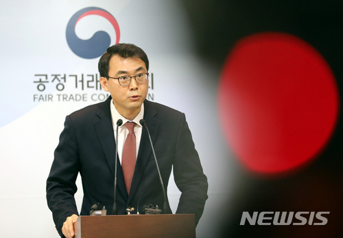 【세종=뉴시스】강종민 기자 = 신봉삼 공정거래위원회 기업집단국장이 3일 오전 정부세종청사에서 퇴출위기에 처한 총수 2세 개인회사에 그룹차원의 지원 사실이 드러난 효성그룹에 시정명령과 과징금을 부과하고 경영진과 법인을 고발하기로 결정했다고 밝히고 있다. 2018.04.03.&nbsp; ppkjm@newsis.com