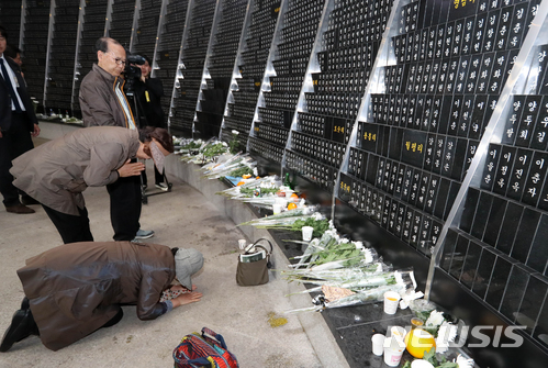 【제주=뉴시스】우장호 기자 = 제주 4·3 추념식이 열린 3일 오전 제주시 봉개동 4·3 평화공원 내 위패봉안소에 유족들이 찾아와 희생 영령을 위해 절하고 있다. 2018.04.03.&nbsp; woo1223@newsis.com