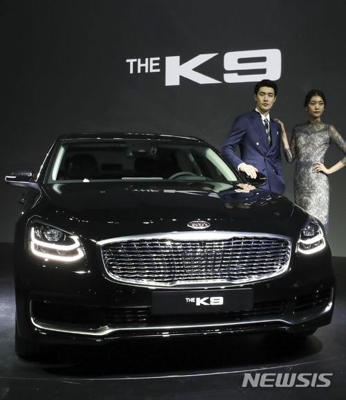 【서울=뉴시스】최진석 기자 = 지난 4월3일 서울 강남구 그랜드 인터컨티넨탈 서울 파르나스에서 열린 기아자동차 ‘더(THE) K9’ 미디어 쇼케이스에서 모델들이 신차를 선보이고 있다.&nbsp; 6년 만에 풀체인지된 더(THE) K9은 3.8 가솔린, 3.3 터보 가솔린, 5.0 가솔린 등 세 가지 모델로, 판매가격은 3.8 가솔린 모델이 5,490~7,750만원, 3.3 터보 가솔린 모델은 6,650~8,230만원, 5.0 가솔린 모델은 9,330만원이다. 2018.04.03. myjs@newsis.com